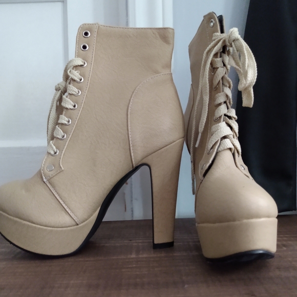 Boots - Picture 3 of 4